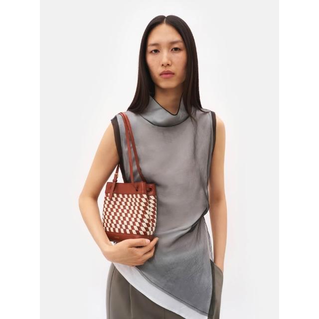 小 C K 集 團 品 牌 | 最 高 % 回 饋 【 P E D R O 】 L o l i 編 織 水 桶 包 / 斜 背 包 ( 小 C K 集 團 品 牌 官 方 直 營 )